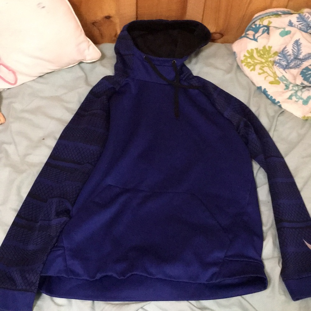 i am selling a nike sweatshirt